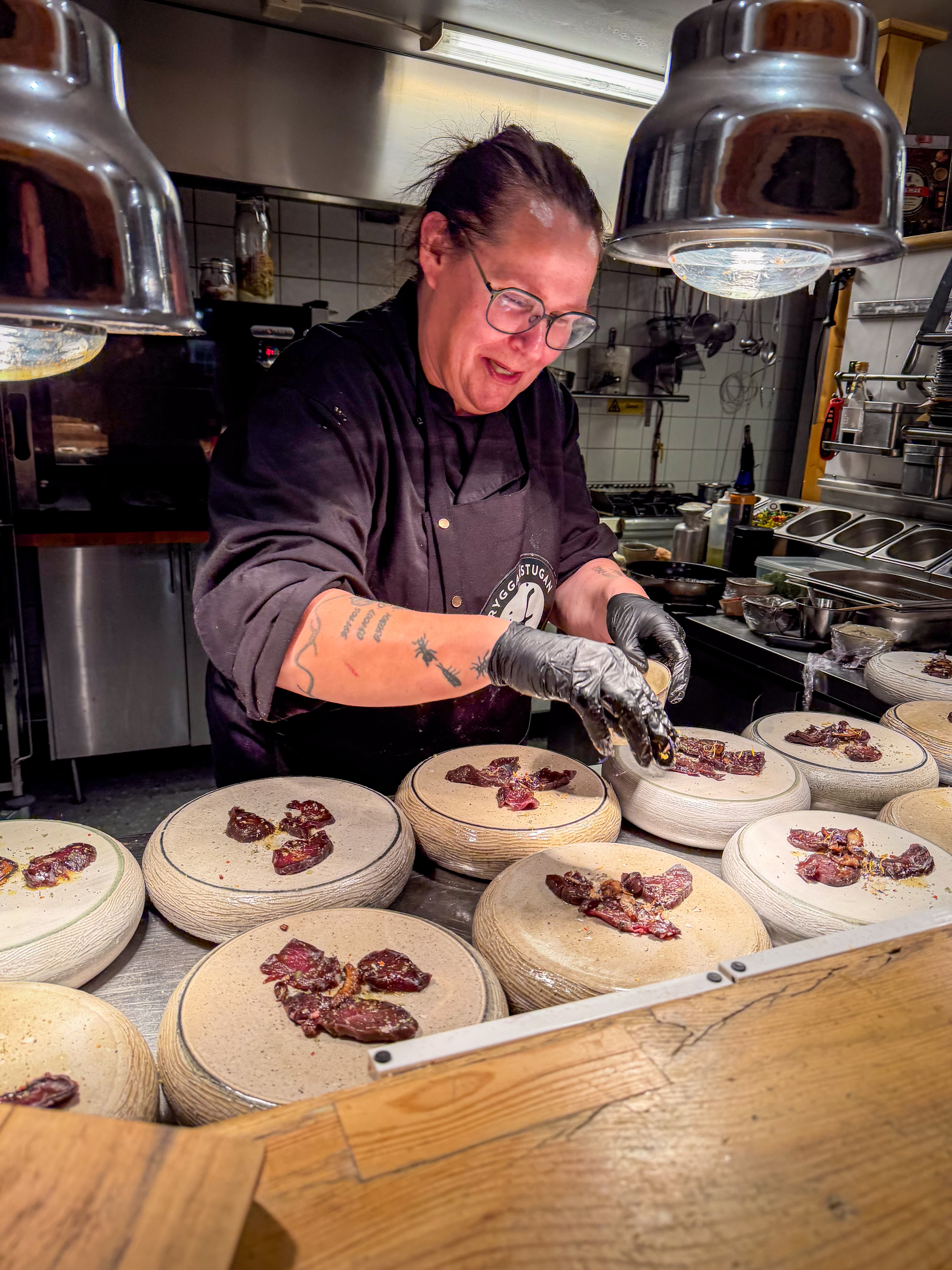 Arbete och uppläggning i köket under Matsutake Premiären